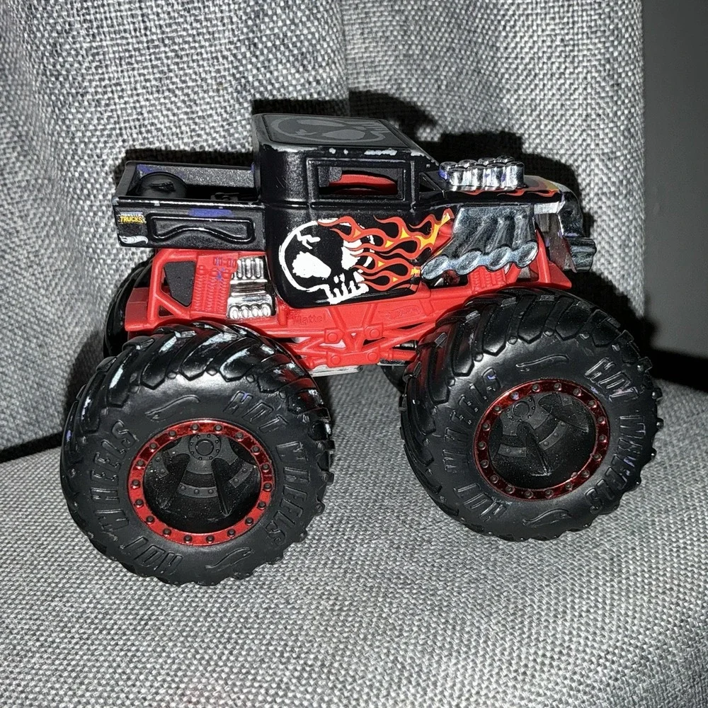 Hot Wheels Monster Jam‎ Truck 1:64 Bone Shaker Diecast Vehicle Black Red Skull